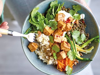 Buddha bowl met tofoe en tahindressing