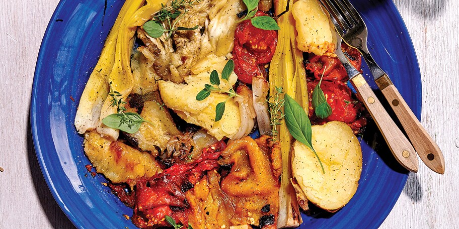 Salade van op de barbecue geblakerde groenten