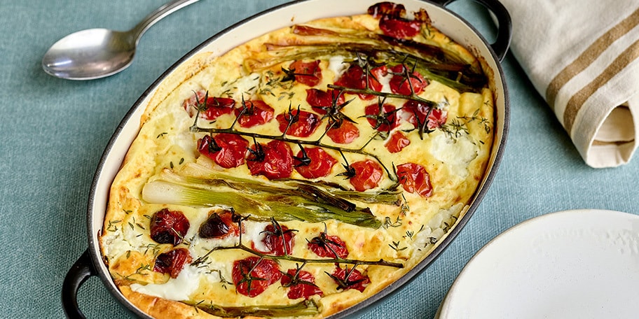 Clafoutis met geitenkaas, yoghurt, kerstomaten en lente-uitjes