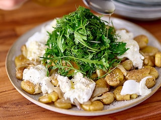 Salade van krokante krieltjes, gekonfijte sjalotten en mozzarella