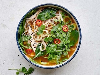 Soupe au poulet, miso, ramen, poireau et épinards