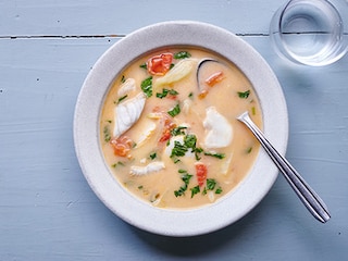 Maaltijdsoep met vis, tomaten en venkel