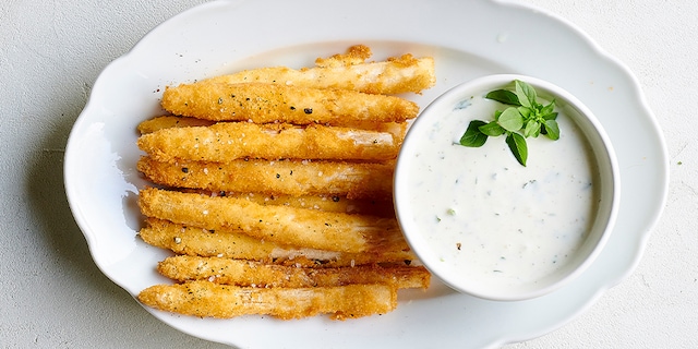 Gepaneerde asperges met yoghurtsaus