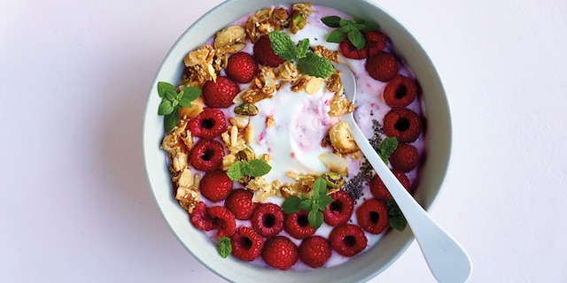 Frambozenyoghurt en kokosgranola