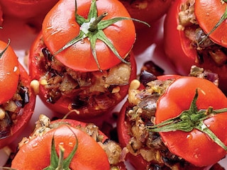Zomerse gevulde tomaten met aubergine en olijven