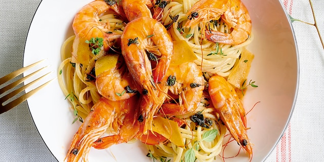 Spaghettis à l’ail avec gambas flambées au pastis