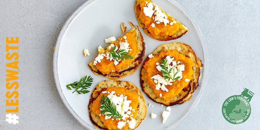 Blinis aux fanes de carottes, salsa de carottes épicée et feta