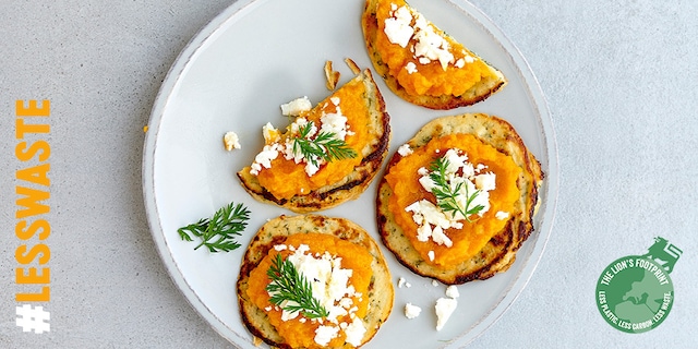 Blinis aux fanes de carottes, salsa de carottes épicée et feta