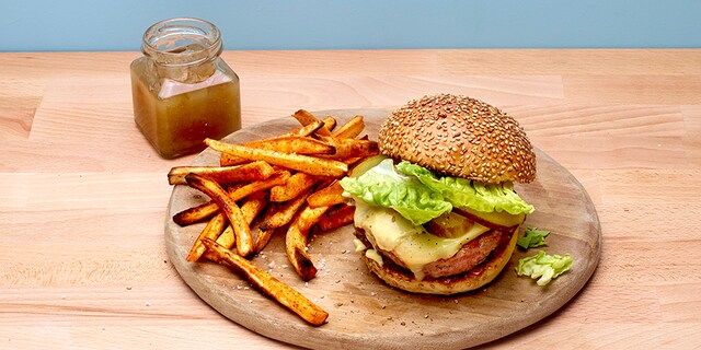 Hamburgers au fromage à raclette, frites de panais au paprika