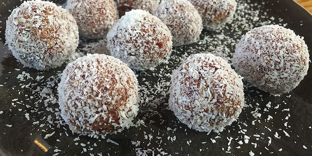 Power balls van kokosnoot en veenbessen