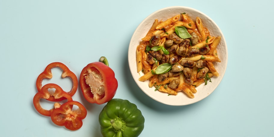 Penne au coulis de poivrons et aux boulettes de chipolata 