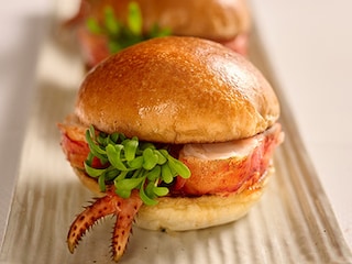 Lobster rolls met pompelmoes en dam dam boter