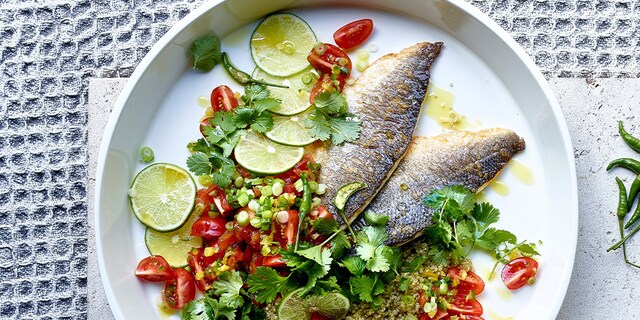 Gegrilde zeebaarsfilets en pebre met tomaten