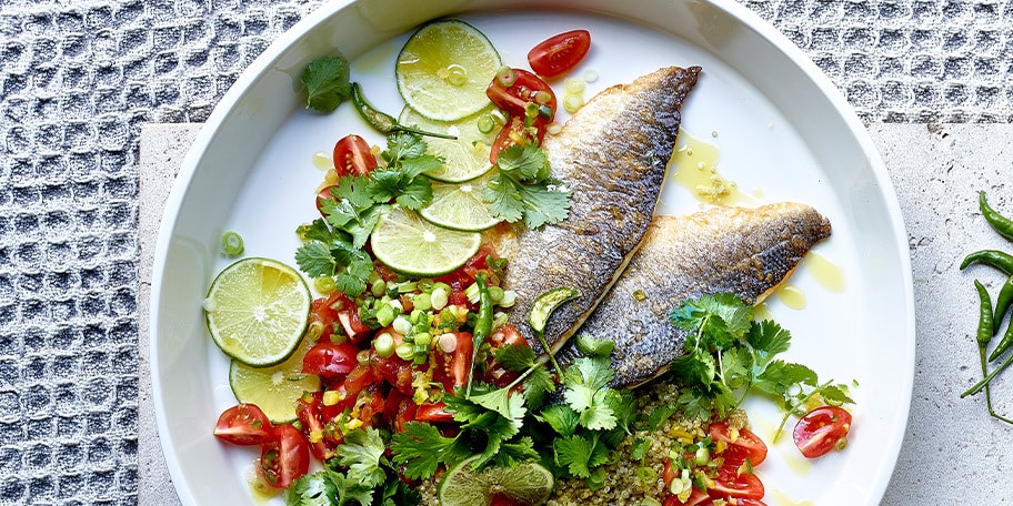 Gegrilde zeebaarsfilets en pebre met tomaten