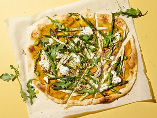 Pizza met asperges, geitenkaas en zoete aardappelen