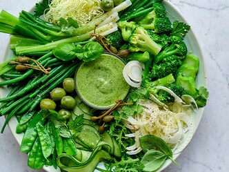 Grande salade toute verte avec vinaigrette chimichurri au yaourt