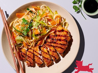 Tonkatsu de poulet et nouilles sautées aux légumes