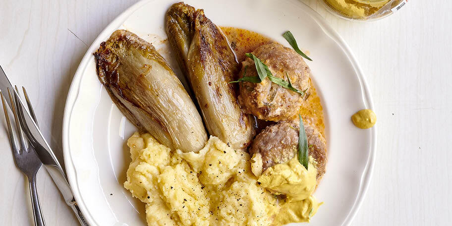 Balletjes met dragonsaus, gebraiseerd witloof en puree