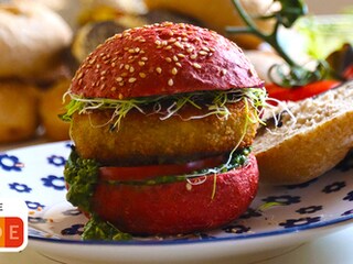 Hazelnootburger met groene pesto, tomaat, basilicum & rode ui