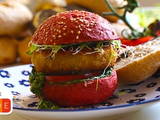 Hazelnootburger met groene pesto, tomaat, basilicum & rode ui