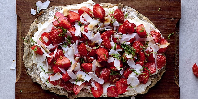 Pinsa met aardbeien en mascarpone
