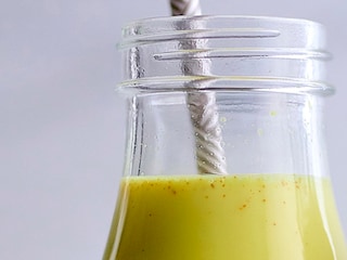 Warme melk met rozemarijn, honing en kurkuma