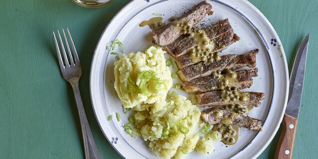 Entrecôtes au poivre vert et au whisky, duo de purées