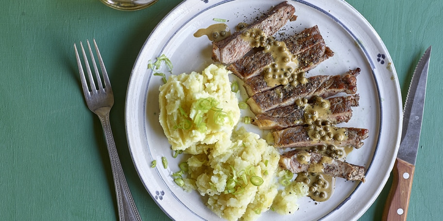 Entrecôtes au poivre vert et au whisky, duo de purées