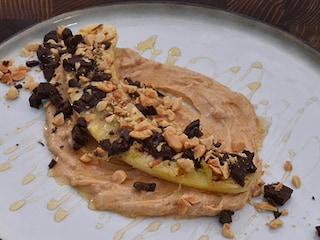 Bananes grillées aux cacahuètes et au chocolat noir