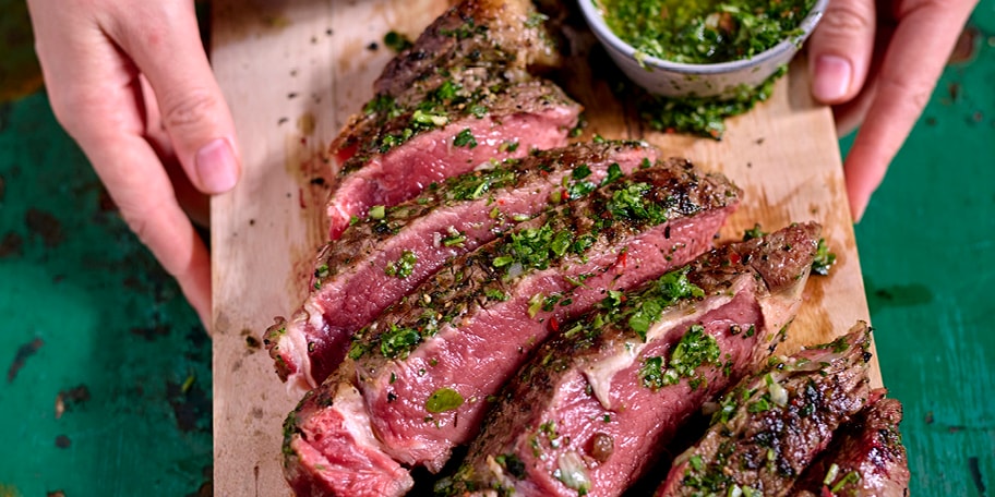 Tomahawk met chimichurri en koolsla met yoghurt