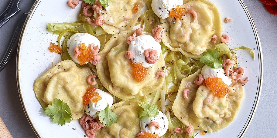 Ravioli van kreeft en grijze garnalen, citroenroom en foreleieren