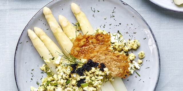 Asperges aux œufs et aux herbes fraîches
