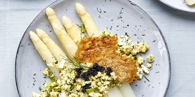 Asperges aux œufs et aux herbes fraîches