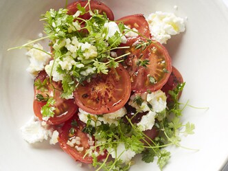 Gegrilde tomatensalade met bulgur en verse geitenkaas