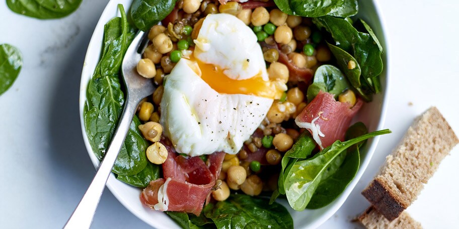 Oeufs pochés sur salade de légumineuses au prosciutto