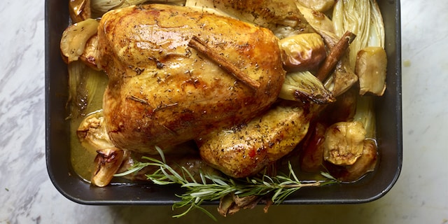 Dinde rôtie aux pommes, cannelle et chicons