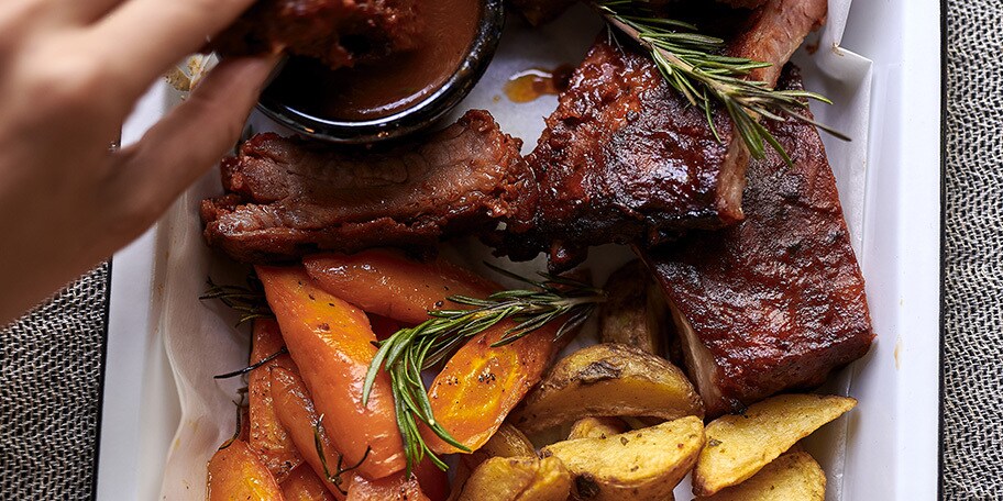 Gelakte spareribs, wortelen en wedges uit de oven