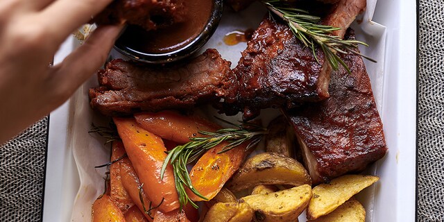 Gelakte spareribs, wortelen en wedges uit de oven