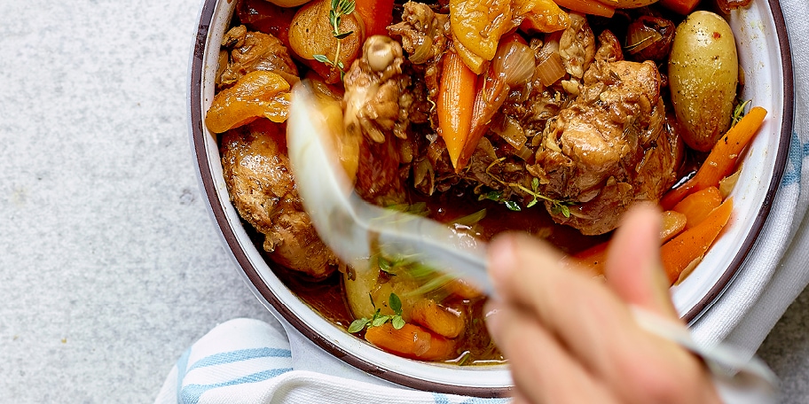 Lapin en cocotte à la Westmalle, carottes et abricots secs