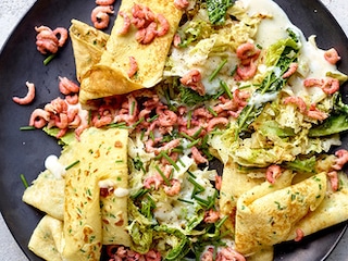 Pannenkoeken met groene kool en grijze garnalen, kaassaus