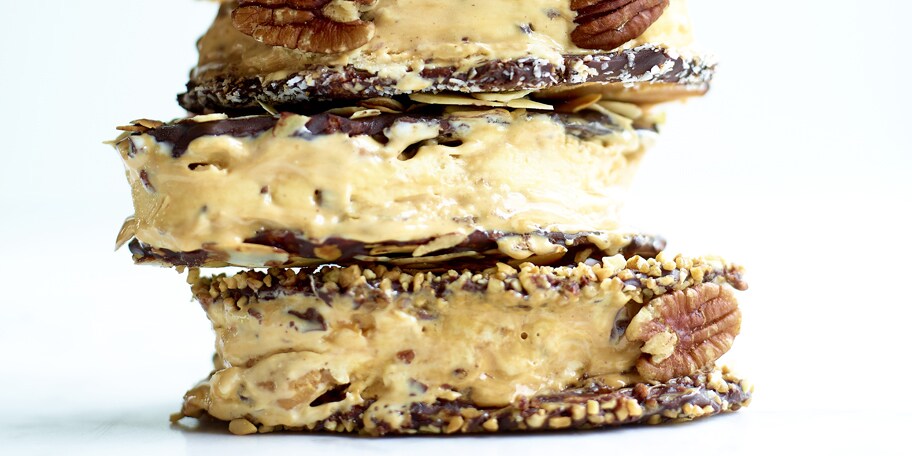 Sandwichs glacés au mascarpone, caramel et noix de pécan