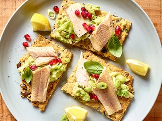 Crackers met zaadjes, gerookte forel en avocado