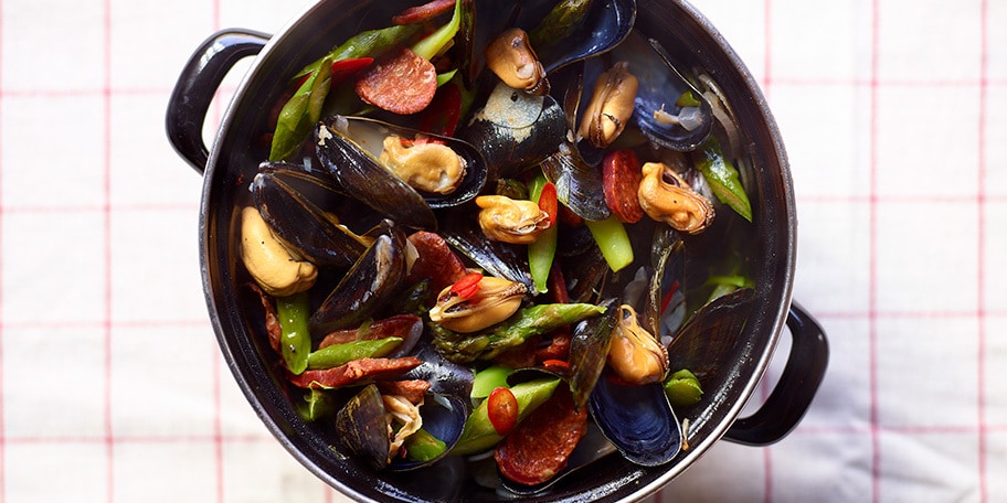 Moules aux asperges vertes et au chorizo