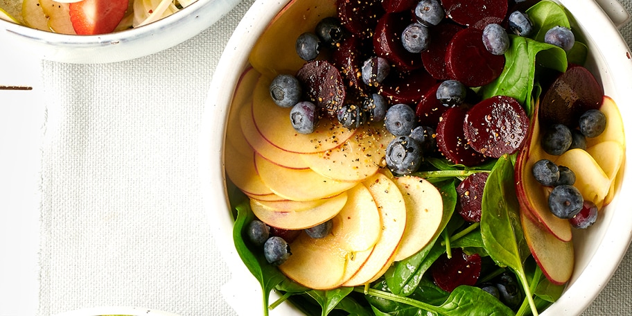 Salade met rode bieten en blauwe bessen