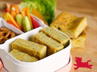 Omeletsquares met courgette en pesto