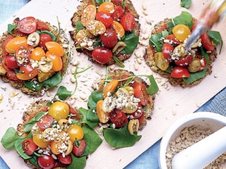 Mini-pizzas de chou-fleur aux tomates