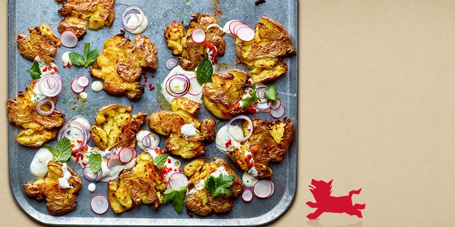 Roasted smashed potatoes, sauce au yaourt et crudités