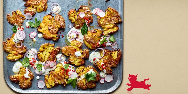 Roasted smashed potatoes, sauce au yaourt et crudités