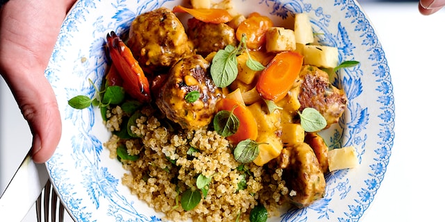 Boulettes en sauce au butternut, quinoa, carottes et céleri-rave