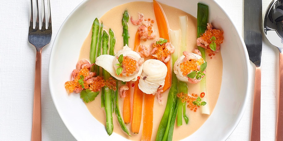 Tongrolletjes met garnalenbisque, kokos en limoen
